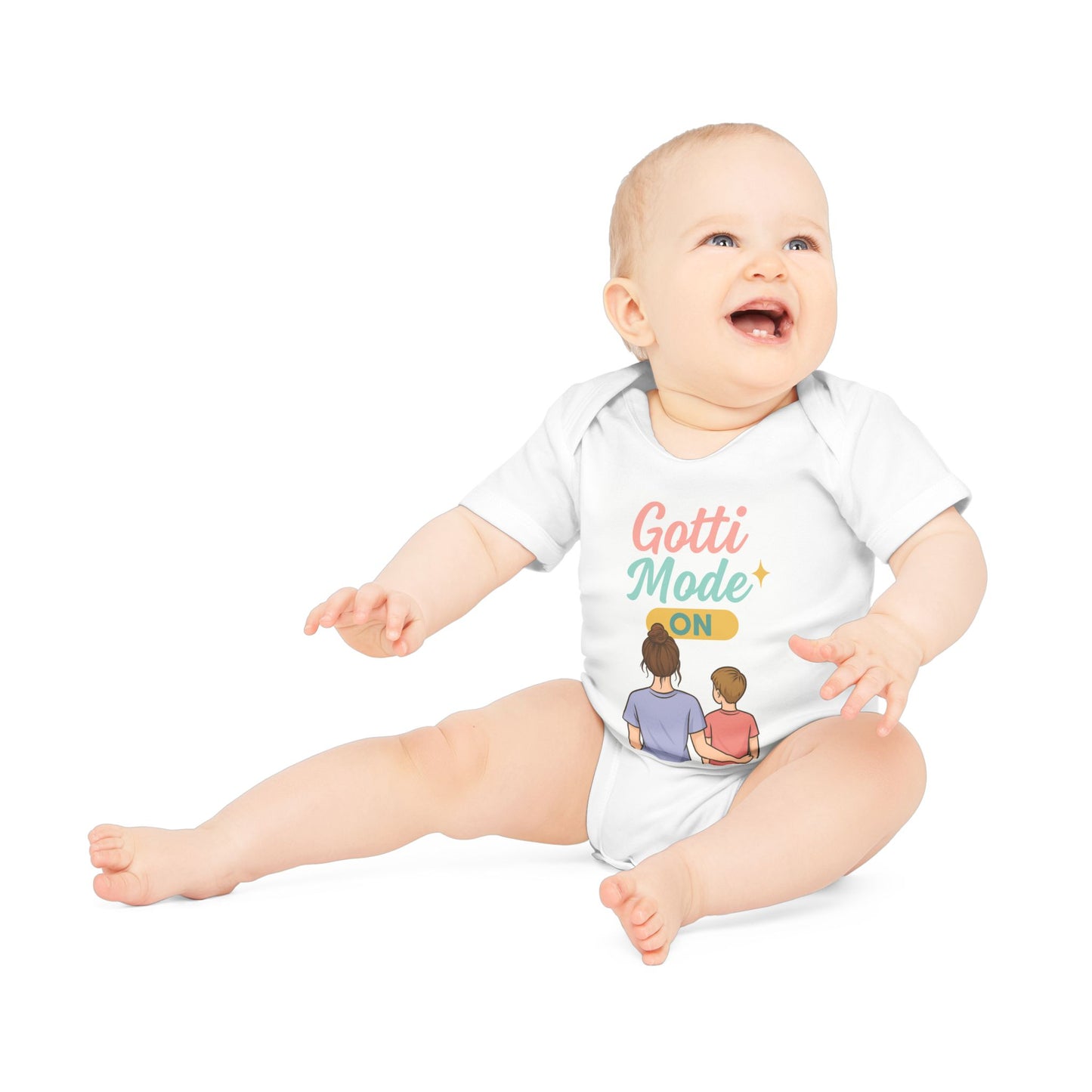 Baby Body „Gotti Mode On ✨“ – Kurzarm, Bio-Baumwolle, modernes Design mit Jungen in Pastelltönen